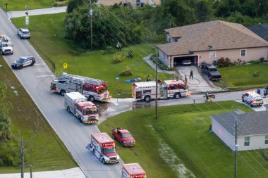 İtfaiyeci kamyonları banliyö evinin yangın alarmında. Florida 'daki potansiyel yangın tehlikesine ilk müdahale ekibi..