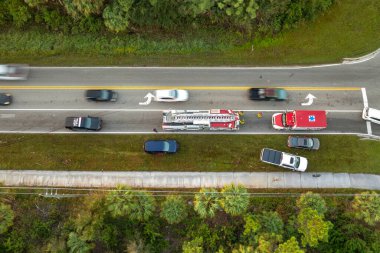 Amerikan caddesindeki araba kazasına ilk müdahale ekipleri geldi. Acil servis, ABD 'de trafik kazası kurbanlarına yardım ediyor..