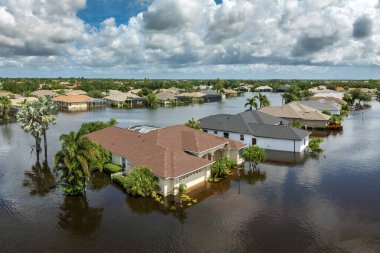 Debby Kasırgası yüzünden Florida 'da sel baskını. Sarasota 'daki sel sularıyla çevrili Laurel Meadows yerleşim bölgesindeki banliyö evleri. Doğal afetten sonra.