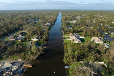 Florida yerleşim bölgesinde sağanak yağıştan sonra yerleşim yerlerini çevreleyen yüksek su baskınları. Doğal afetin sonuçları..
