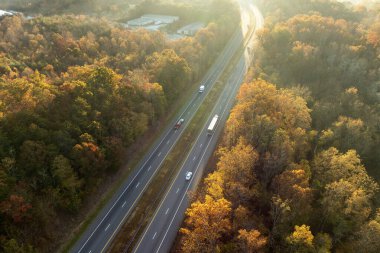 ABD 'de otoyol. Hızlı sürüş arabaları olan Amerikan otoyolu. Kuzey Carolina Appalachian dağlarında ulaşım altyapısı.