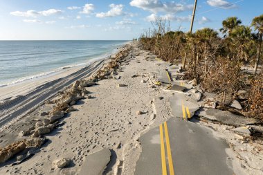 Milton Kasırgası dalgası Blind Pass Plajı 'ndaki Manasota Key yolunu yok etti. Florida 'daki liman altyapısında ciddi hasar var..