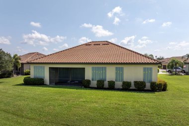 Kasırga pencereleri korumak için çelikten yapılmış panjurlar. Florida 'daki doğal felaketten önce koruyucu tedbirler.