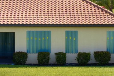 Florida 'daki evin camlarında kasırga panjurları var. Doğal afetten önce ev koruması.