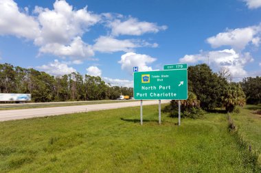 Florida, ABD 'de otoyol çıkışı tabelası. I-75 karayolu Kuzey Limanı ve Charlotte Limanı yönüyle kesişiyor..