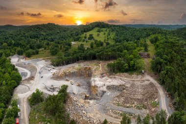 Kuzey Carolina Appalachians, ABD 'deki endüstriyel açık maden sahasında kireçtaşı ocağı.