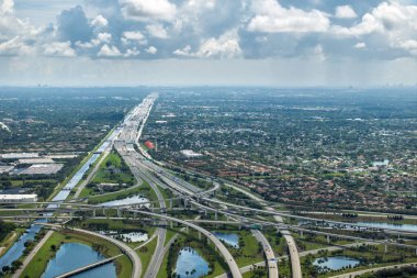 Amerikan şehir bölgesinde büyük bir otoyol kavşağı. Araç trafiğini ekspres geçmek için üst kavşak şeritleri yığılmış. Miami, Florida.