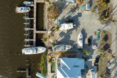 Doğal afet sonrası. Manasota Key, Florida 'daki Milton kasırgasından sonra yok edilen yatlar..
