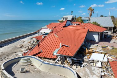 Doğal felaket ve sonuçları. Kasırga Florida kıyı bölgesindeki evleri ve duvarları yıktı.