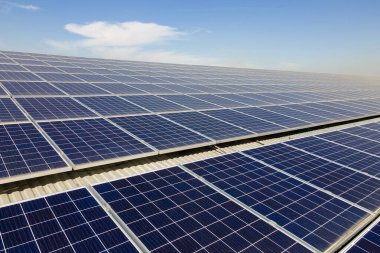 Temiz ekolojik elektrik enerjisi üretmek için fotovoltaik paneller. Solar çatısı olan ticari bir bina. Sıfır emisyon kavramı ile yenilenebilir elektrik.