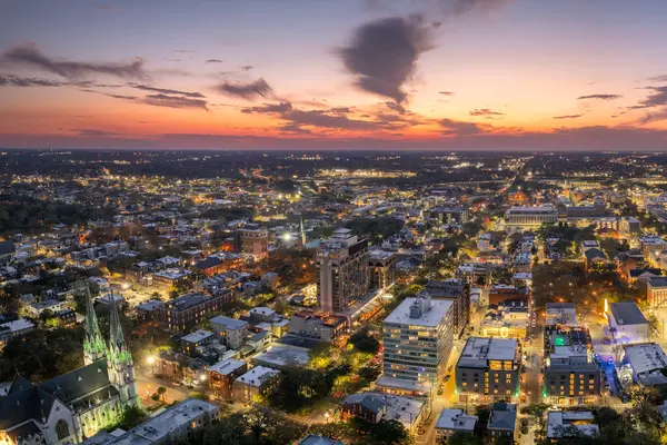 Savannah, Georgia 'da tarihi mimarisi olan panoramik şehir manzarası. Akşamları Güney Amerika mimarisi.
