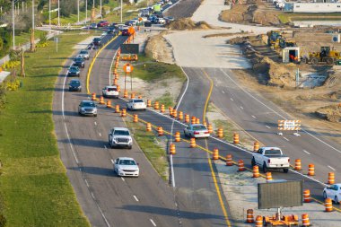 Amerikan otobanındaki yol çalışması şantiyesi. Şehir ulaşım kavşağının gelişimi.