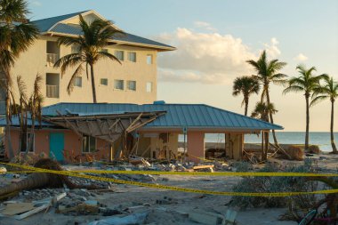 Yıkıma ya da onarıma ihtiyacı olan yıkılmış binalar. Fırtına dalgası suları dalgalandırdı ve rüzgâr evlerin çatılarını tahrip etti ve Florida 'da kasırga üstüne duvarlar çöktü..