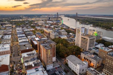Savannah, Georgia 'da. Eski tarihi şehrin kentsel manzarası. Gün batımında ABD şehir manzarası.