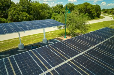 Park yerinin üzerine temiz enerjinin etkin üretimi için park edilmiş arabalar için güneş panelleri yerleştirildi.