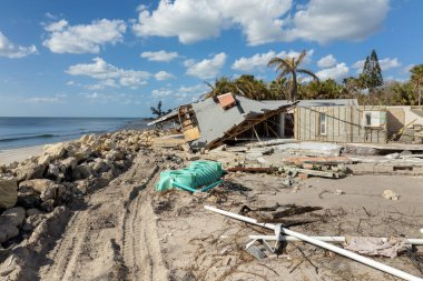 Fırtına, kasırga sonrası okyanus kıyısındaki konut evlerinde şiddetli hasara yol açıyor. Florida 'da doğal afet sonuçları.