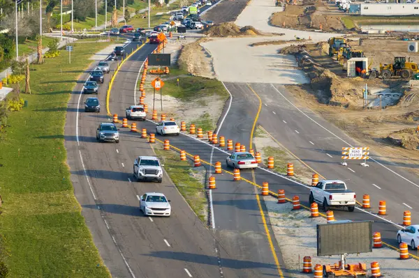 Amerikan otobanındaki yol çalışması şantiyesi. Şehir ulaşım kavşağının gelişimi.
