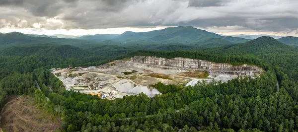 Kırık taş işleme tesisi olan açık maden ocağı. İnşaat endüstrisi için doğal kaynakların çıkarılması.