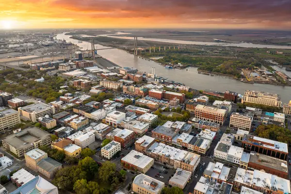 Savannah, Georgia 'da. Eski tarihi şehrin tarihi Amerikan mimarisi. ABD Güney şehri gün batımında.