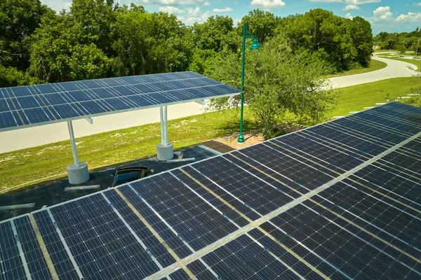 Park yerinin üzerine temiz enerjinin etkin üretimi için park edilmiş arabalar için güneş panelleri yerleştirildi.