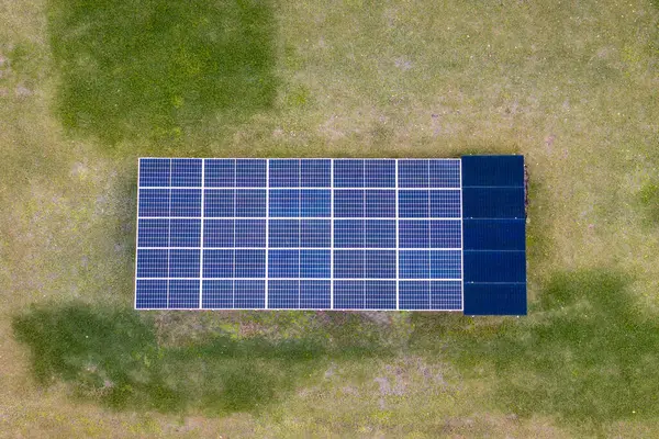 Güneş fotovoltaik panelleri temiz ekolojik elektrik enerjisi üretmek için arka bahçedeki tek başına çerçeveye monte edilmiştir..