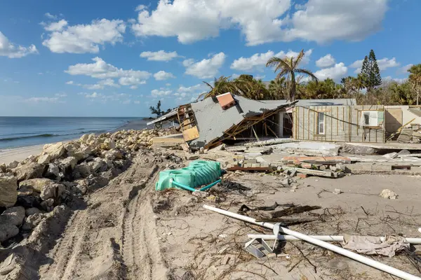 Fırtına, kasırga sonrası okyanus kıyısındaki konut evlerinde şiddetli hasara yol açıyor. Florida 'da doğal afet sonuçları.