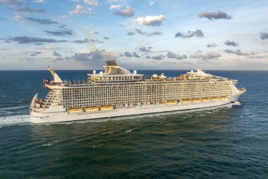 Tropikal okyanus seyahati. Lüks yolcu gemisi Miami limanından ayrılıyor. Tatil konsepti.