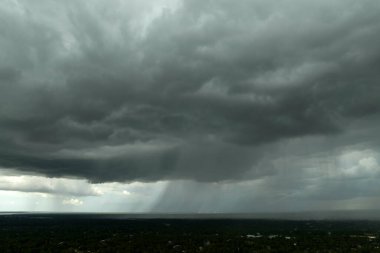 Florida 'ya tropik sağanak yağış yağıyor. Yazın sağanak yağmur.