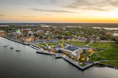 ABD seyahat rotası. Günbatımında St. Augustine, Florida 'nın havadan görünüşü tarihi Castillo de San Marcos, eski duvarcılık kalesi.