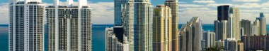 Sunny Isles Beach City 'deki Atlantik Okyanusu kıyısındaki lüks otellerin ve apartmanların manzarası. Güney Florida 'daki Amerikan turizm altyapısı.