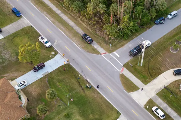 Çekici şirketi çalışanları Florida 'daki araba kazasının olduğu yere enkazı temizleyip kumla sıvı döküyorlar..