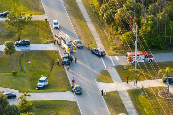 Florida 'da Amerikan caddesinde trafik kazası. ABD 'de trafik kazası kurbanlarına yardım eden ilk ekipler. Kaza yerine gelen acil servislerin hava görüntüsü.