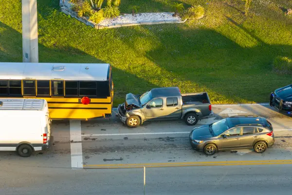 Florida 'da Amerikan caddesinde trafik kazası. ABD 'de otobüs ve araba kazası kurbanlarına ilk yardım ekipleri yardım ediyor. Kaza yerine gelen acil servislerin hava görüntüsü.