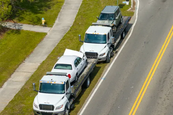 Çekicinin kaza yaptığı bir trafik kazası. Araba kazasında kaza yapmış. Florida 'daki acil yola ilk müdahale ekipleri yardım ediyor..
