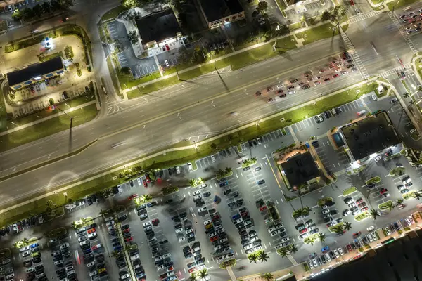 Akşam vakti Florida, North Port 'ta alışveriş merkezlerinde ve küçük işletmelerde trafik yoğunluğu. ABD ulaştırma ve perakende altyapı kavramı.