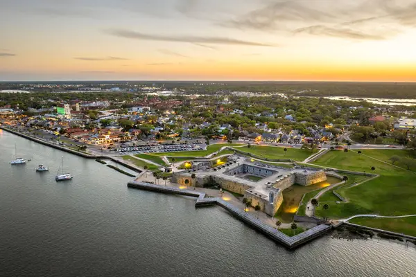 ABD seyahat rotası. Günbatımında St. Augustine, Florida 'nın havadan görünüşü tarihi Castillo de San Marcos, eski duvarcılık kalesi.