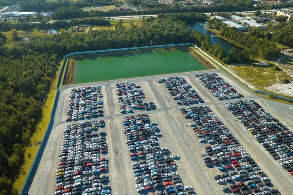 Kazadan sonra park halindeki ikinci el arabaların satışa hazır olduğu büyük otoparkın manzarası. Açık arttırma reseker şirketi tamir için ikinci el bozuk araçlar satıyor..