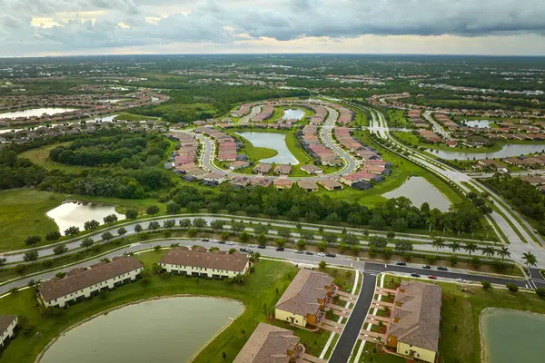 Güney Florida 'da kapalı yaşam kulüplerinde, yoğun bir şekilde inşa edilmiş konut havuzlarının manzarası. Amerikan banliyölerinde emlak gelişimine örnek olarak Amerikan rüya evleri.