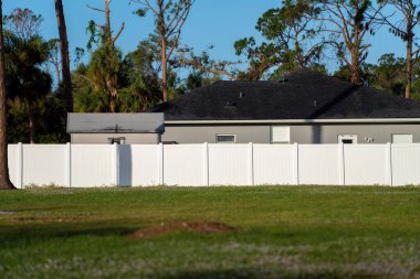 Arka bahçe koruması ve mahremiyet için beyaz plastik çit.