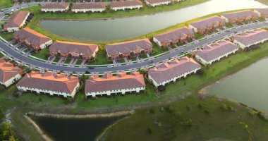 Florida yerleşim bölgesindeki Amerikan apartmanlarının hava manzarası. ABD 'nin banliyölerinde konut geliştirme örneği olarak yeni aile evleri.