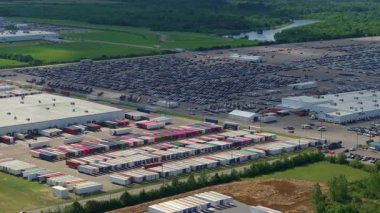 Araba fabrikasının otoparkının havadan görünüşü ve satılık bir sürü yeni araba. Amerikan otomotiv endüstrisinin gelişimi