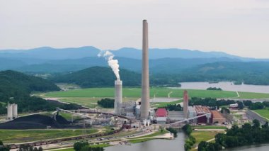 Roane County, Tennessee 'deki Kingston elektrik santralinin hava görüntüsü. Büyük kömürle çalışan elektrik santrali. Enerji üretimi için fosil yakıt kullanımı