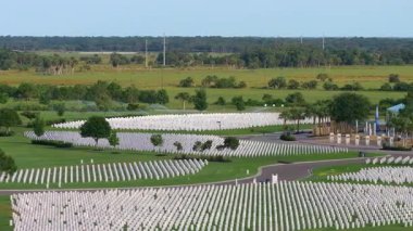 Beyaz mezar taşları olan eski ordu mezarlığı. Emekli askerlerin mezarları. Anma Günü konsepti