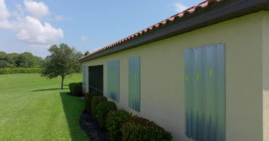 Florida 'daki evin kasırga koruması için panjurlu pencereleri var. Doğal afetten önce koruyucu tedbirler.