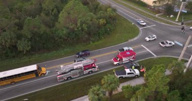 Amerikan caddesindeki kazaya acil servis personeli ve araçların karıştığı bir kaza alanı. ABD 'de trafik kazasına ilk müdahale ekipleri yardım ediyor..