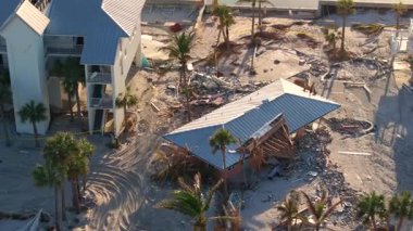 Milton Kasırgası 'ndan sonra okyanus kıyısında yıkılan evler. Doğal afet sonuçları Manasota Key, Florida 'da. Fırtına şiddetli hasar verdi.