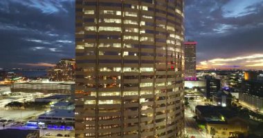 Tampa 'nın şehir merkezi, Florida, ABD gün batımından sonra. Modern Amerikan kentsel bölgesinde parlak ışıklandırılmış yüksek binalar.