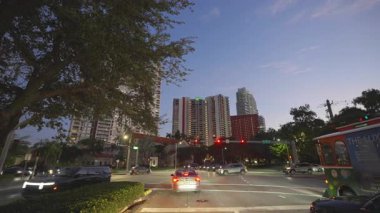 Miami Beach, Florida turistik bölgesindeki Amerikan caddesinde gece vakti araba kullanmak.