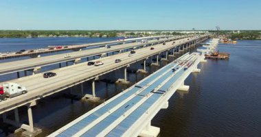 Otoyol köprüsünde inşaat halindeki trafik arabalarını sürmek. Amerikan karayolu üzerinde trafik altyapısı inşa ediliyor