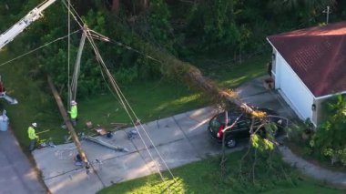 Florida 'da kasırga sonrası elektrik kesintisi. Elektrik işçileri hasar gören elektrik hatlarını onarıyor